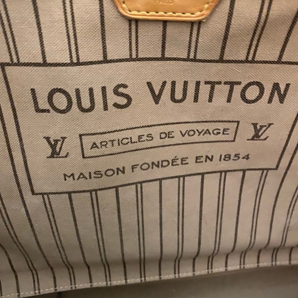 Louis Vuitton - Picture 2 of 5